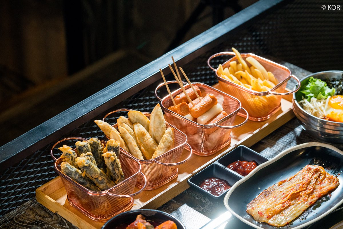 บุฟเฟต์ปิ้งย่างเกาหลีโฮมเมดสุดคุ้ม 299 บาทค ไม่รวมเครื่องดื่ม ร้าน The BBQ เอกมัย (สุขุมวิท61) ร้านนี้การันตีคุณภาพจากเชฟชาวเกาหลีครับ เจ้าของร้านอยากถ่ายทอดรสชาติอาหารเกาหลีแบบต้นตำรับให้คนไทยได้ทาน  แค่เมนูอาหารในบุฟเฟ่ต์ก็คุ้มแล้ว อันนี้อยากให้มาลองจริงๆครับ ใกล้ BTSมากเดินได้