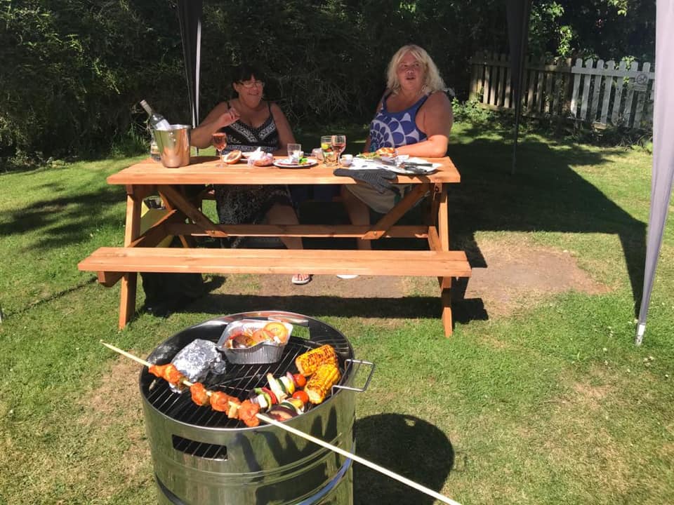HenleyWhiteSwan's tweet photo. No rain forecast for Sunday! Book your #STONEAGED BBQ package now & cook your own in our lovely garden - plenty of space & a great vibe. People are loving it! No mess no fuss. Safety first. T 01564 792623 https://t.co/dHMQibmRfL
#bbq #henleyinarden #pubgarden #localhotel https://t.co/IpOB5ZWhcy