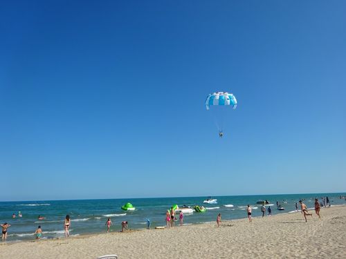 Това е „Синьото море“, наречено Черно море. 😍 Когато учех Черно море в началното училище, реших, че това е мастилено море. 🤭 Но всъщност е голям пясъчен плаж в синьото море. 😍 Българските хора могат да карат до този курорт. 😁 Това е най-добрият лукс. 😍