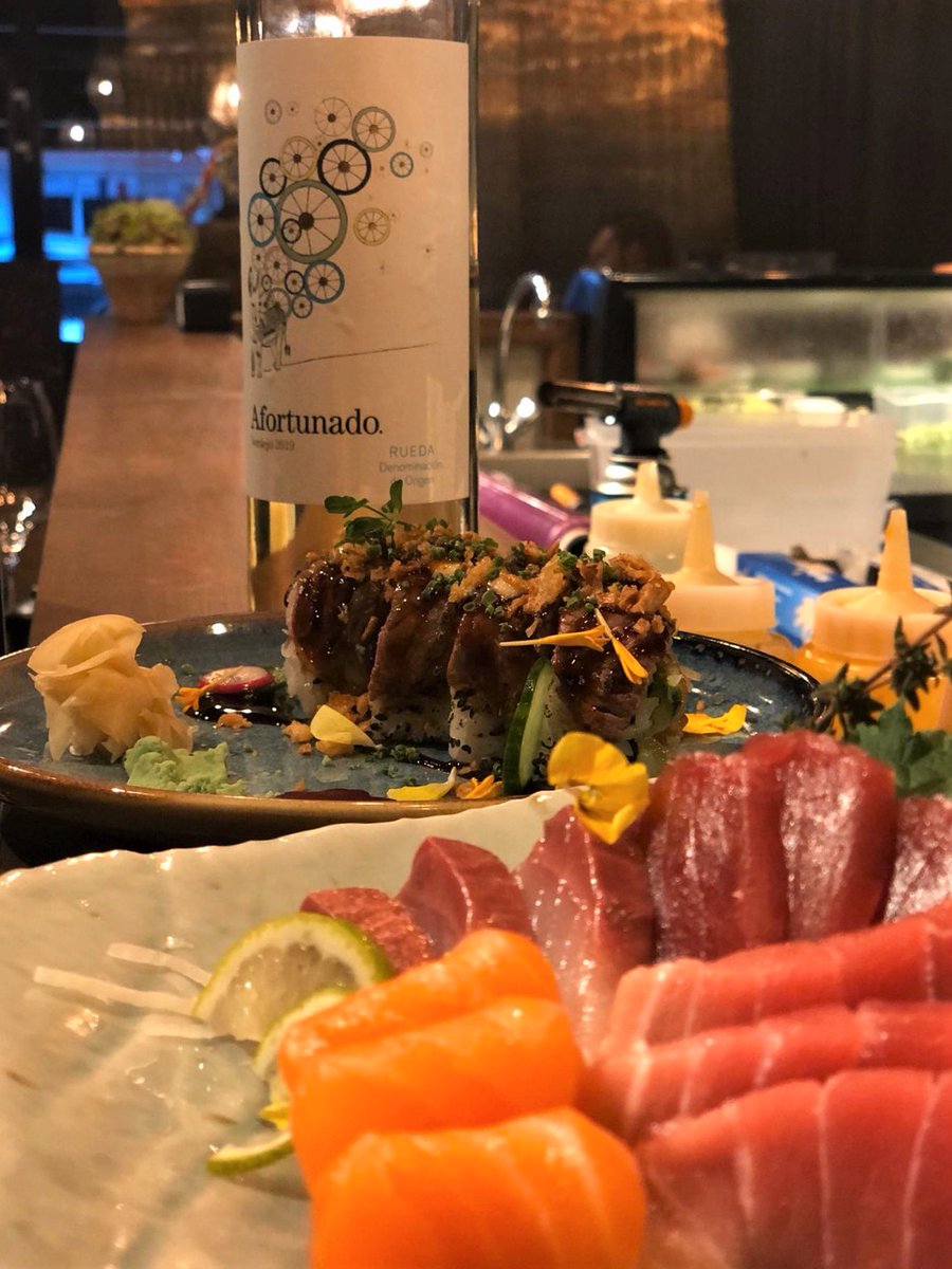 VinoAfortunado's tweet photo. Desde hace un tiempo, ¡nuestro #MomentoAfortunado se ha internacionalizado! Ya puedes encontrar nuestro vino en más de 20 países. Esta foto de aquí es en #Kyatcha descubriendo nuevos sabores inspiradores y platos.
¿Quieres un bocado?   😋 https://t.co/YXYtkr5oDo