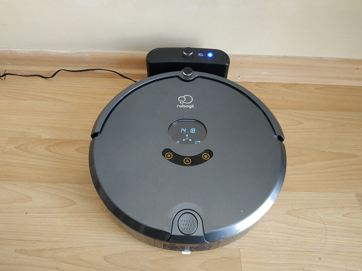 taner_cemal's tweet photo. #Robogil robot süpürge şarjı azalınca otomatik olarak istasyona gidip şarj olmaya başlıyor. https://t.co/ABkA8b2Pw5