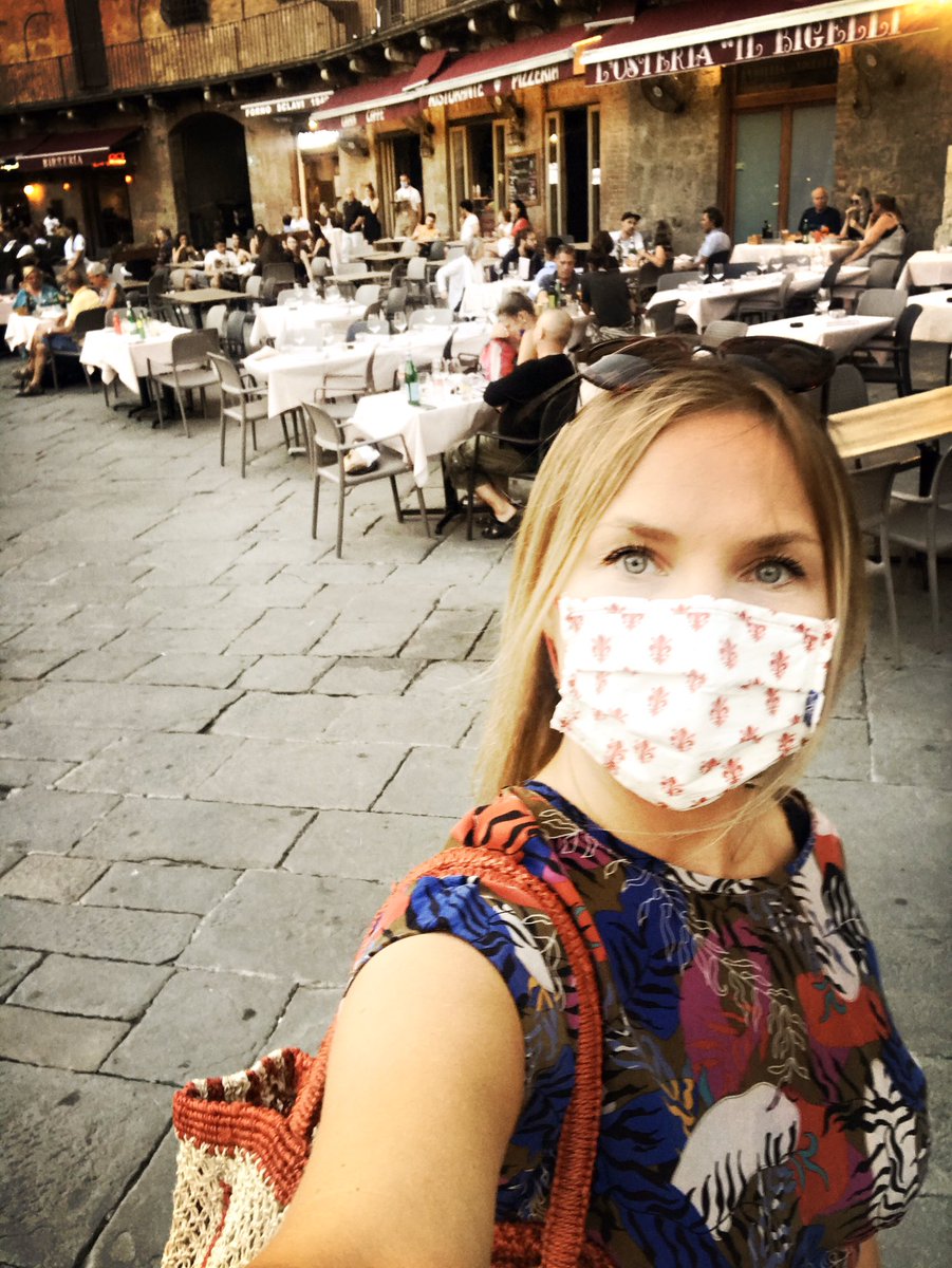 Lee__Corn's tweet photo. Hier soir j’ai rejoint une copine pour un dîner à #LeLogge [#lesvraissavent 🥰] et en traversant la #PiazzaDelCampo pour rentrer à la maison, elle qui vit là en alternance depuis toujours, me dit « j’ai beaucoup voyagé mais ça reste la plus belle place du monde, non? ».
Si si. https://t.co/WxMqmDcdjv