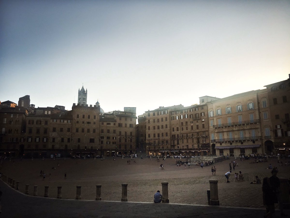 Lee__Corn's tweet photo. Hier soir j’ai rejoint une copine pour un dîner à #LeLogge [#lesvraissavent 🥰] et en traversant la #PiazzaDelCampo pour rentrer à la maison, elle qui vit là en alternance depuis toujours, me dit « j’ai beaucoup voyagé mais ça reste la plus belle place du monde, non? ».
Si si. https://t.co/WxMqmDcdjv