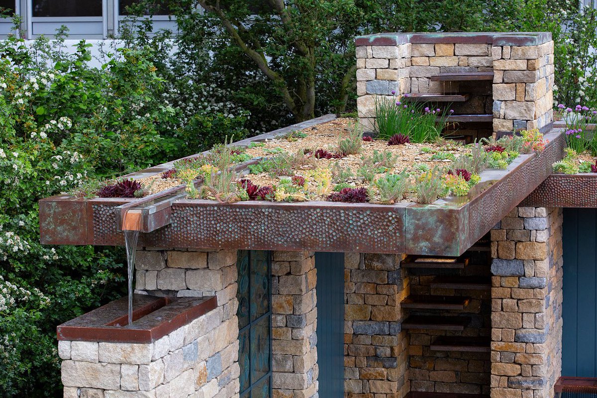 ES_GardenDesign's tweet image. Green roofs play an important role in improving air quality &amp;amp; cooling the environment and offer excellent habitats for wildlife. 

Here’s one we created at #RHSChelsea , where we crowned the cantilevered roof of the garden pavilion with an array of Sedum, Euphorbia and Thyme.