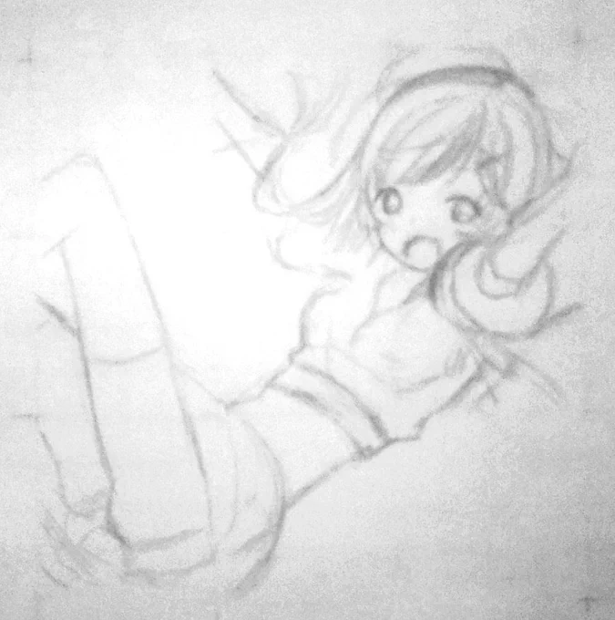 続き✨

だいたい形が描けたので顔から細部を描いていく?

全体のバランスが悪くならないように最初に全体を描いておくと途中で大幅な修正をしなくてすむので、とりあえず全体を描いてます?

細部は鉛筆を尖らせてから描こう? 