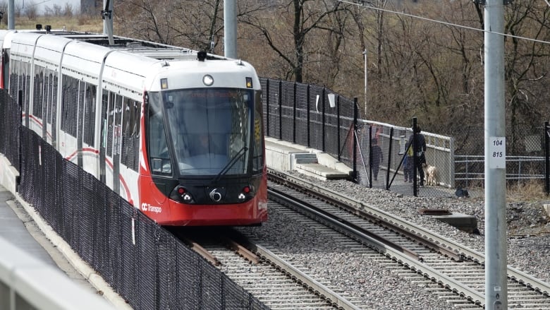 CBCOttawa's tweet photo. The head of OC Transpo now says LRT track problems caused by heat are a greater than expected problem and detailed what happened when its communications system crashed last week: https://t.co/xWTFL7camc #OttNews #OttCity via @KimberleyMolina https://t.co/o4RGUzd7tY