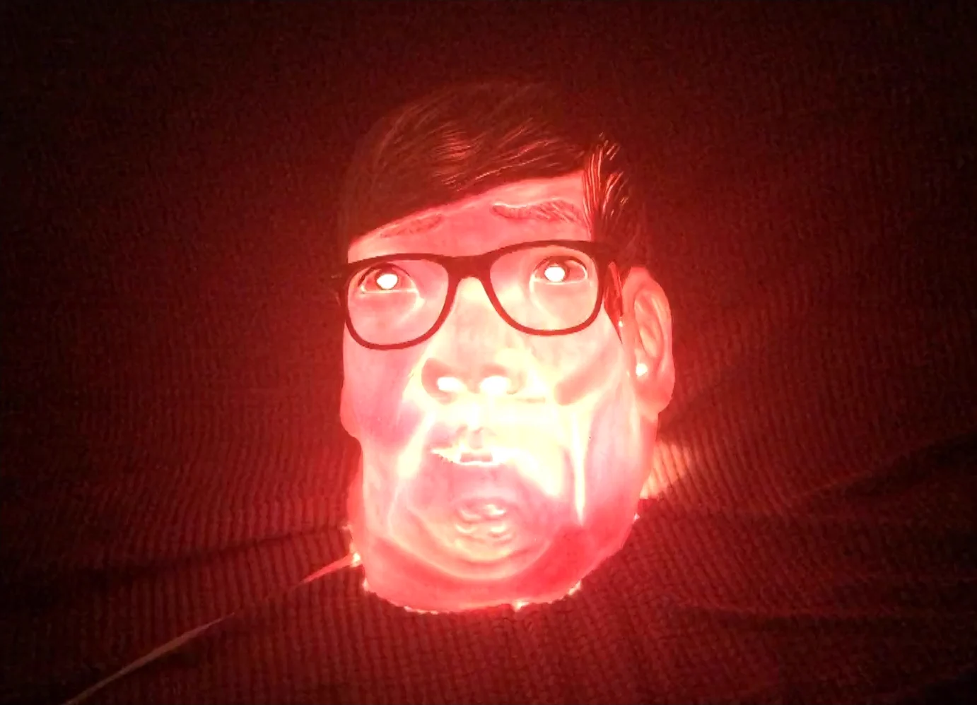 間接照明が明るすぎたのでヒカキンのマスクを被せた結果？ゴリラみたいｗｗ