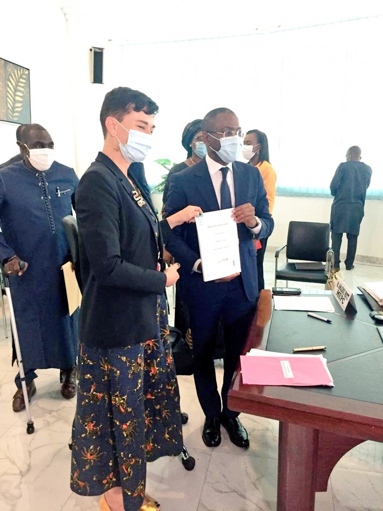 UEauSenegal's tweet photo. 🇪🇺🇸🇳Un prêt de 50 milliards F CFA de la Banque européenne d'Investissement, qui s’ajoute au don de 100 millards F CFA de la #TeamEurope, pour aider l'Économie et les Entreprises sénégalaises à faire face à la crise liée à la pandémie de #COVID19. #TousMobilisés @EIB @economie_sn https://t.co/VgXR6lIDJu