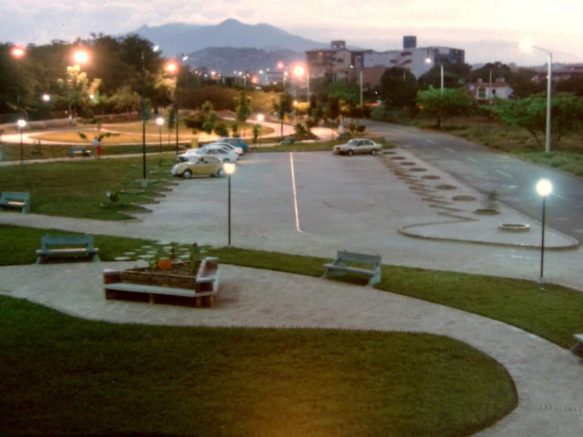 ViveNuestroNort's tweet photo. ¿Lo recuerdas de esta manera?

Así se veía el Malecón de Cúcuta en los años 80. 🤩 ❤️🖤

#ViveNuestroNorte #Colombia #TBT https://t.co/pmmwlfOJzp
