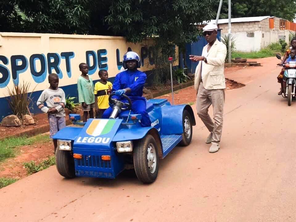 AfrikPromotion's tweet photo. Donnons de la force aux entrepreneurs ivoiriens 💪

Il s’appelle Daniel LEGOU.
Il est un jeune ivoirien qui conçoit des engins roulant grâce à son ingéniosité et avec du matériel qu’il récupère ici et là. 

RT pour aider à faire voir ses œuvres https://t.co/zcFKfV9D4P