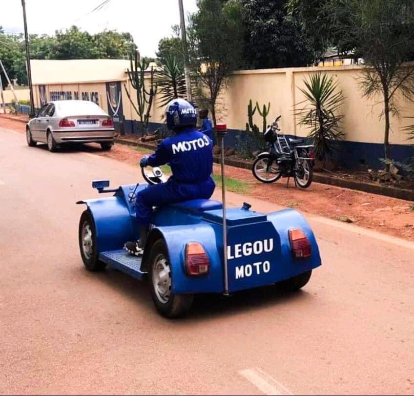 AfrikPromotion's tweet photo. Donnons de la force aux entrepreneurs ivoiriens 💪

Il s’appelle Daniel LEGOU.
Il est un jeune ivoirien qui conçoit des engins roulant grâce à son ingéniosité et avec du matériel qu’il récupère ici et là. 

RT pour aider à faire voir ses œuvres https://t.co/zcFKfV9D4P