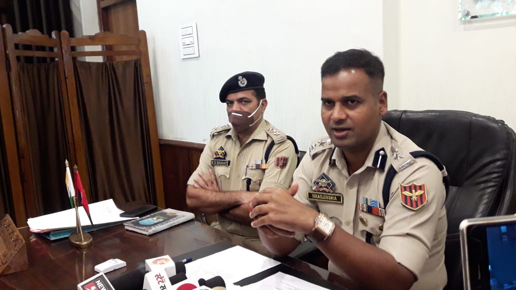 KathuaPolice's tweet photo. #WarOnDrugs 
MAJOR NARCOTIC SMUGGLING BID FOILED AT LAKHANPUR BY KATHUA POLICE; SEIZED HUGE QUANTITY OF CONTRABANED SUBSTANCE  AND  02 PERSONS ARRESTED.
@JmuKmrPolice
@ZPHQJammu
@igpjmu @shailyIPSspeaks @KathuaUpdate @takeonedigital @ANI @jkmediasocial @JAMMULINKS https://t.co/khTX9NpEV6
