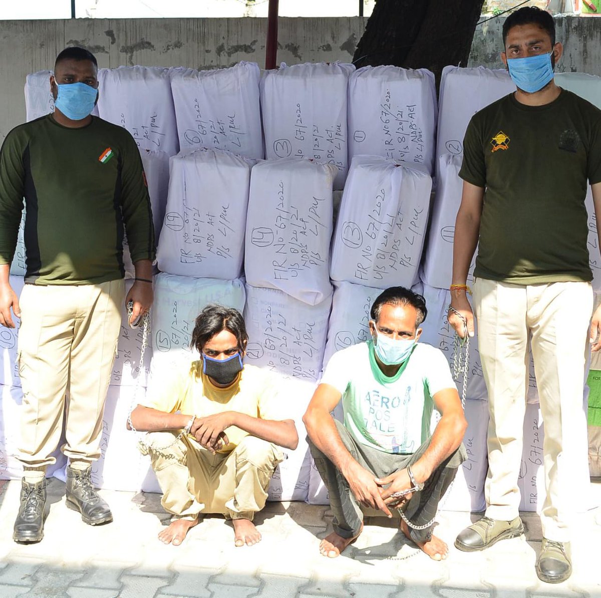 KathuaPolice's tweet photo. #WarOnDrugs 
MAJOR NARCOTIC SMUGGLING BID FOILED AT LAKHANPUR BY KATHUA POLICE; SEIZED HUGE QUANTITY OF CONTRABANED SUBSTANCE  AND  02 PERSONS ARRESTED.
@JmuKmrPolice
@ZPHQJammu
@igpjmu @shailyIPSspeaks @KathuaUpdate @takeonedigital @ANI @jkmediasocial @JAMMULINKS https://t.co/khTX9NpEV6