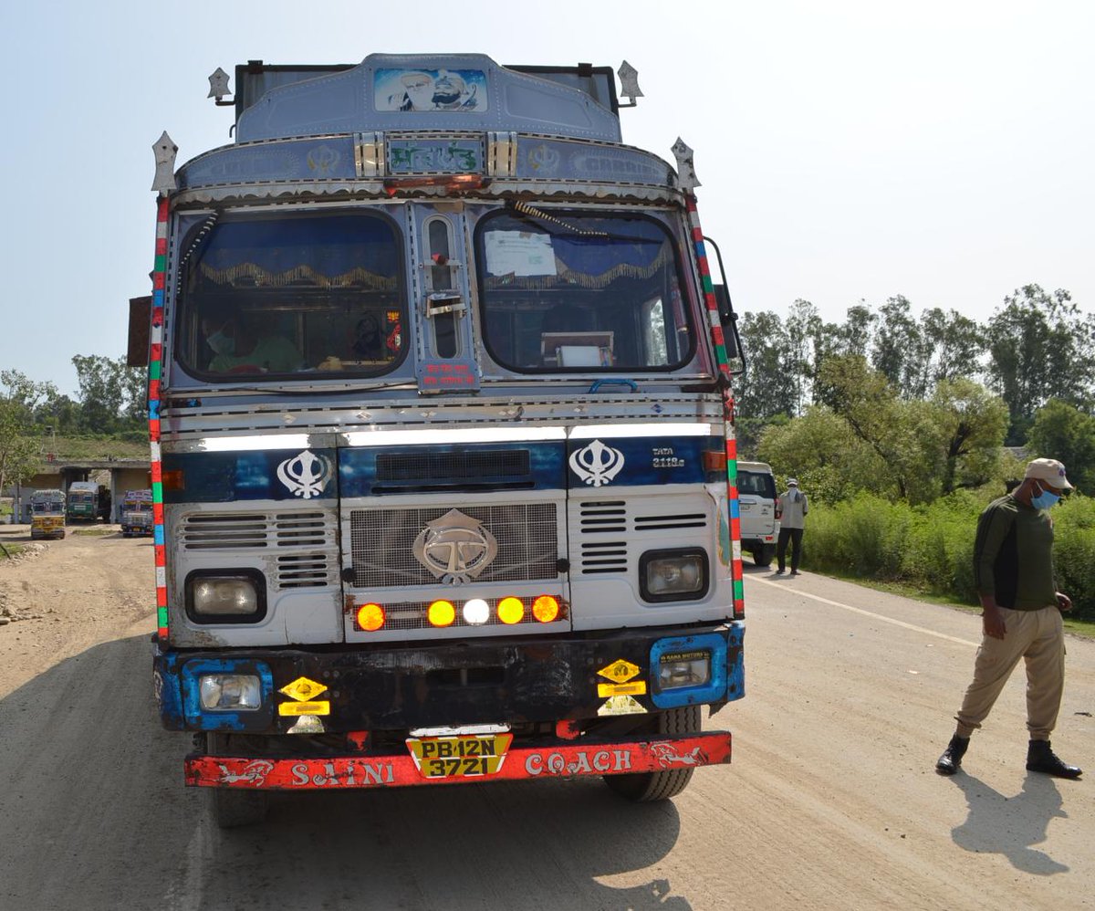 KathuaPolice's tweet photo. #WarOnDrugs 
MAJOR NARCOTIC SMUGGLING BID FOILED AT LAKHANPUR BY KATHUA POLICE; SEIZED HUGE QUANTITY OF CONTRABANED SUBSTANCE  AND  02 PERSONS ARRESTED.
@JmuKmrPolice
@ZPHQJammu
@igpjmu @shailyIPSspeaks @KathuaUpdate @takeonedigital @ANI @jkmediasocial @JAMMULINKS https://t.co/khTX9NpEV6