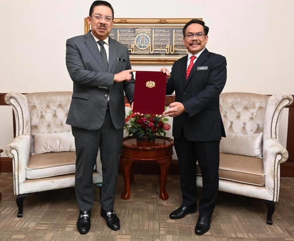 Tahniah dan Syabas YBhg. Dato’ Ir. Hj. Mohamad Zulkefly Sulaiman di atas perlantikan sebagai KPKR yang baru. Doa kami, JKR Malaysia terus cemerlang di bawah pimpinan YBhg. Dato'.   <a href="/IrZulkefly/">Mohd Zulkefly S</a> <a href="/BpptimurCjJkr/">BPPTIMUR CJ JKR</a> <a href="/CawJalanJKR/">Cawangan Jalan JKR Malaysia</a>