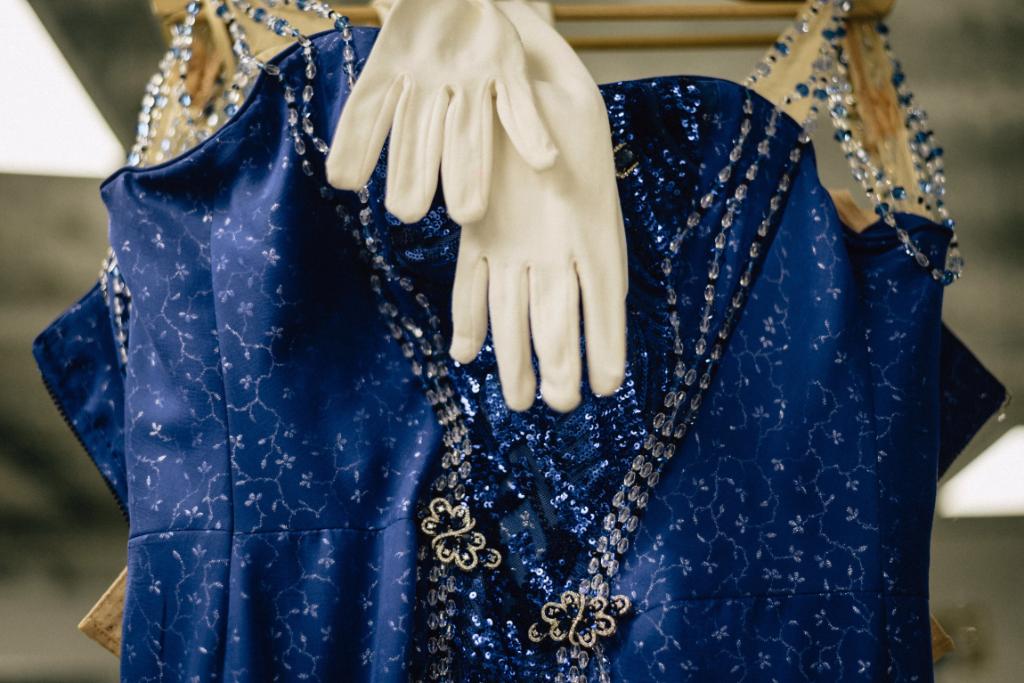 ¿Quién es la dueña de este vestido y estos guantes? #osechamosdemenos 
📷Laura Enrech