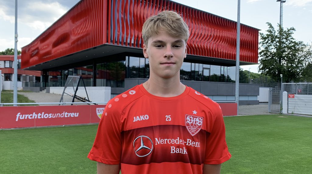 vfbstuttgartbr's tweet photo. ✍🏻📄O #VfB U17 anunciou mais três reforços para a disputa da Bundesliga Südwest.
Paulo #Fritschi (#SCFreiburg), Paul #König (#Karlsruher SC) e Halim #Eroglu (#StuttgarterKickers) São os novos jogadores e farão parte do elenco do treinador Markus #Fiedler. https://t.co/h1aLONrHUh