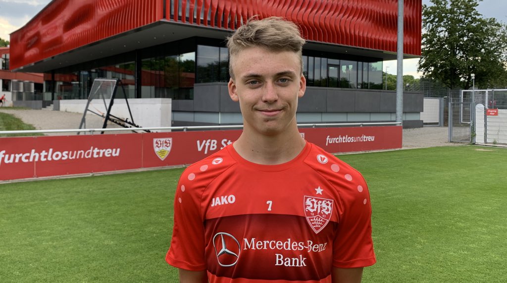 vfbstuttgartbr's tweet photo. ✍🏻📄O #VfB U17 anunciou mais três reforços para a disputa da Bundesliga Südwest.
Paulo #Fritschi (#SCFreiburg), Paul #König (#Karlsruher SC) e Halim #Eroglu (#StuttgarterKickers) São os novos jogadores e farão parte do elenco do treinador Markus #Fiedler. https://t.co/h1aLONrHUh