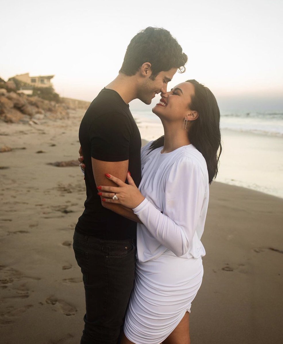 MTV's tweet photo. 💍 🚨 @ddlovato IS ENGAGED! 🚨💍

📸: @KRITIKOZZZ https://t.co/1R6EeI8TAE