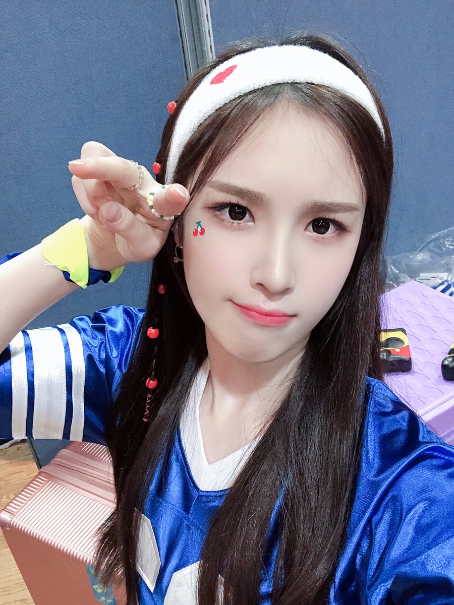 [#이재희] 오늘은 파랑파랑 컨셉👋🏻💙💙
오늘 방송 봤죠?! 얼른 봤다고 얘기해 주세요‼‼
아~ 봤다고요⁉ 어떠셨나요⁉
오늘은 Hello랑 핑클 선배님의 내 남자 친구에게 무대를 준비해서 보여드렸는데
여러분이 좋아해 주셨으면 좋겠어요❤💙
-
#Weeekly #위클리
#LeeJaehee