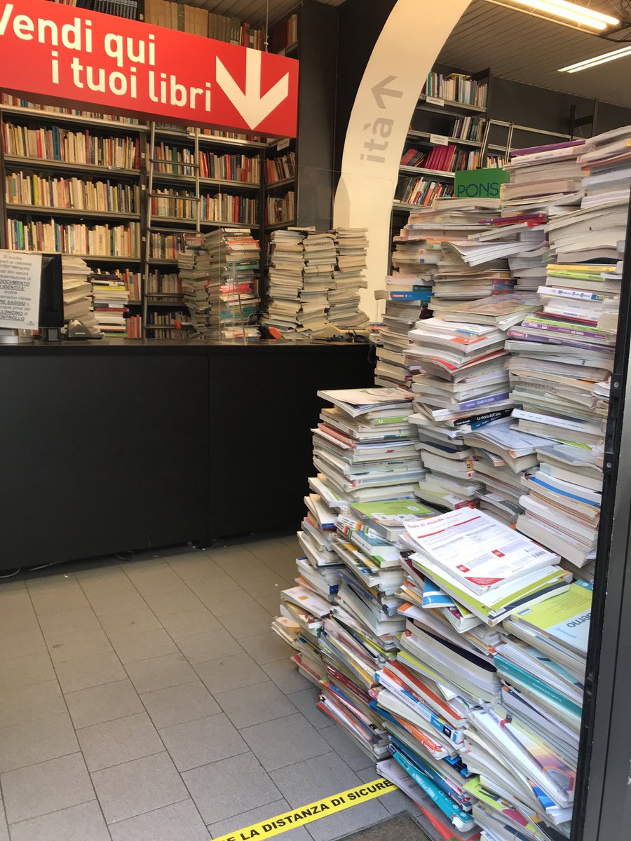 #libraccio in fila da un’ora e non c’è nessuno... allora perché mettono orario continuato? L’arte di fare la #fila ... e non perdere la pazienza