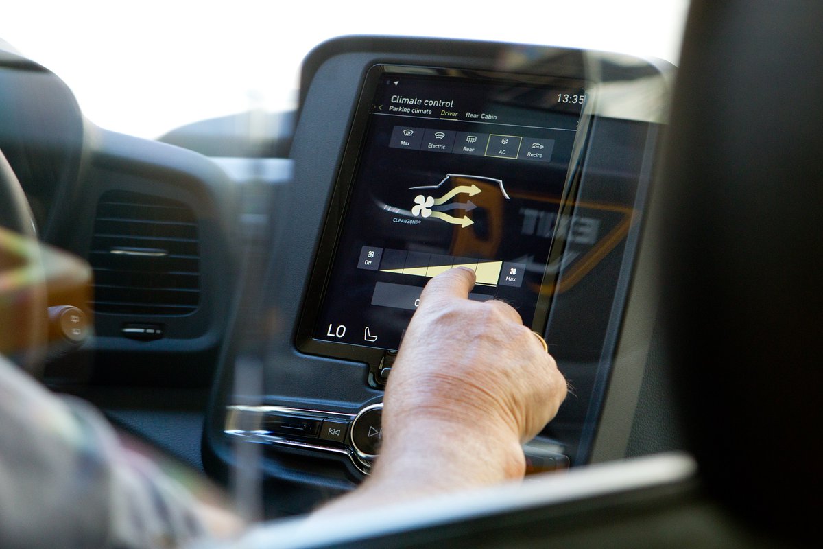 LondonEVCompany's tweet photo. In addition to a mandatory Protection Screen, the TX #ElectricTaxi features independent driver & passenger heating & ventilation controls. All occupants can regulate their own environment via an intuitive touch-interface.
#StaySafe #BlackCabs #PrivatePublicTransport https://t.co/BaymMUqKhW