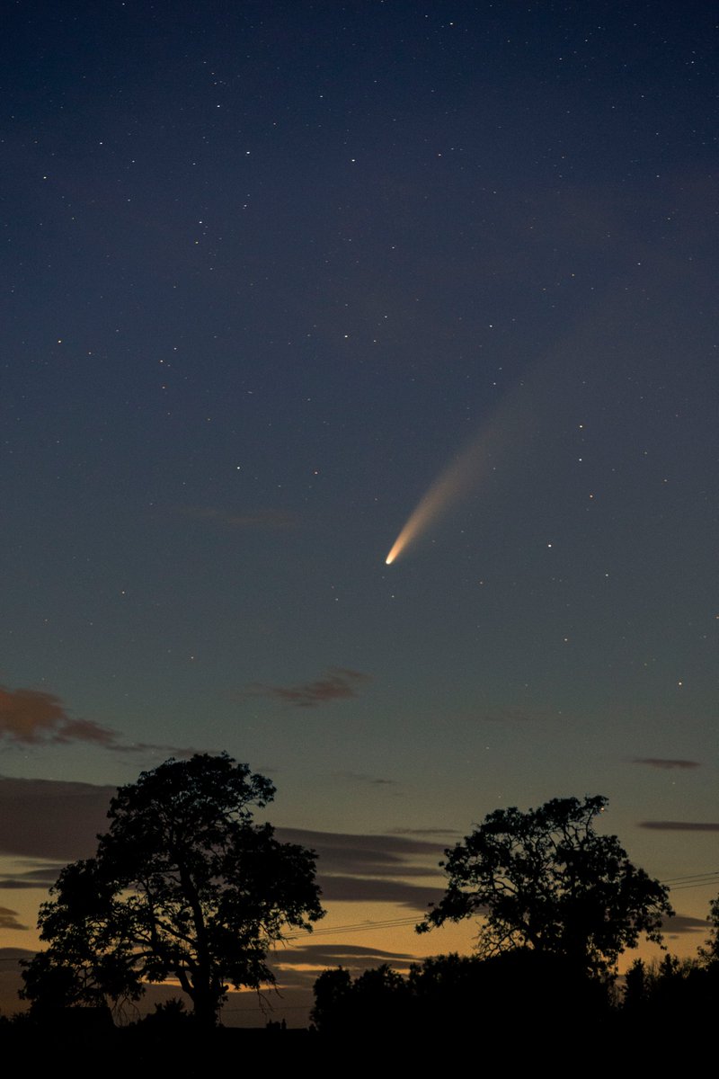 brad_wakefield's tweet photo. Comet Neowise is moving further away from the sun making it harder to see, I feel lucky to have seen it more than once over the last few weeks. #cometneowise #neowise #ukastro #somerset #mendiphills #glastonburytor https://t.co/bDuPH9RXLC