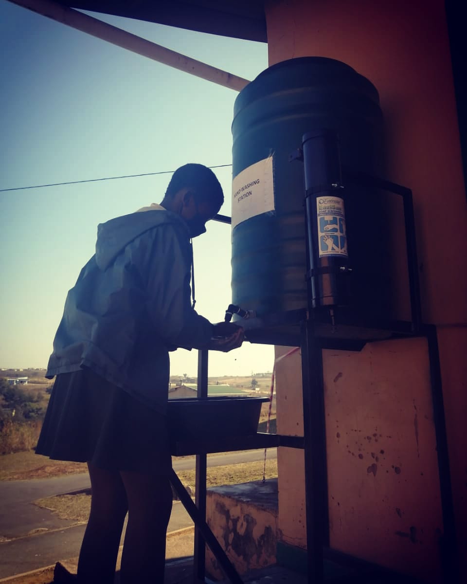 UMngeniUThukela's tweet photo. Handwashing practices at Madundubala Primary School, this is after break before learners return to class.
#fightingcovid19
#HandHygiene
#LifeisBetterWithCleanHands https://t.co/Ts069VMISx