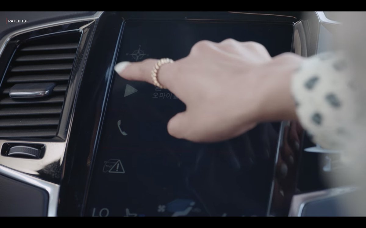 In episode 4, she wanted to hear only Kang-tae's voiceBut in episode 9 (and as her obsession dwindled down), she willingly listened to music, and smiled wider when Kang-tae turned the volume up. :( #itsokaytonotbeokay #psychobutitsokay