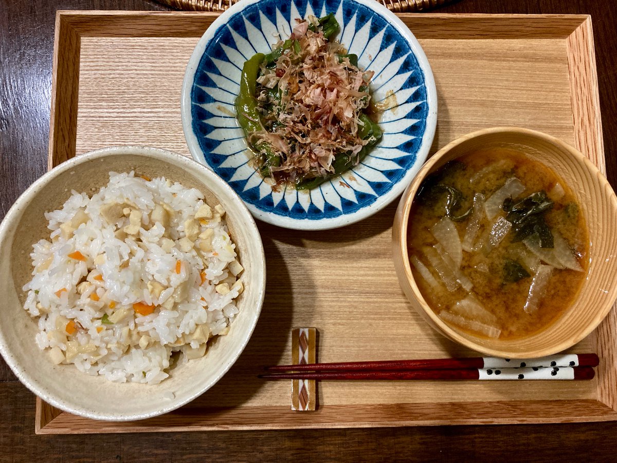 もとなおこ 混ぜご飯の具のいいところは 炊き込みご飯と違って おかずの味や量に合わせて ご飯に混ぜる 具の量をそのつど調整できることですね これはお茶漬けにしてもおいしいのです
