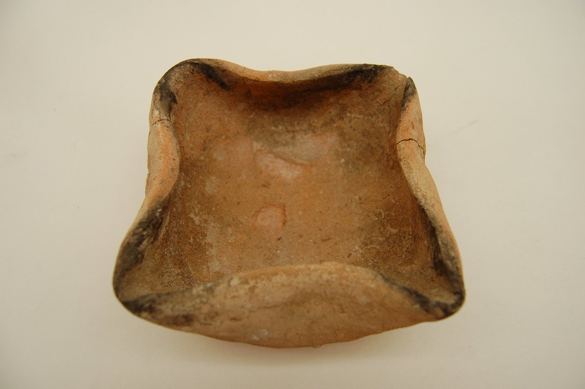 MÖ 3. Binyılın sonuna doğru Levant'taki iklim krizi zeytinyağı sıkıntısına neden oldu. 
Bunun üstesinden gelmek için insanlar balık yağını alternatif bir yakıt olarak kullanmaya başladı ve lambalar - bunun gibi - aynı ışık yoğunluğunu vermek için bir yerine dört çıkış yapıldı.