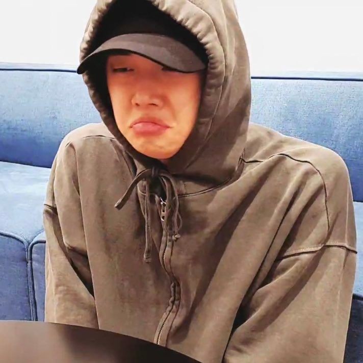 00chocxlatemilk's tweet image. #10YearsOf1D #10YearsOfOnedDirection

Louis che tagga Zayn:
Io: