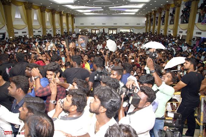 SuriyaFansClub's tweet photo. • Anbaana Thaana Serndha Koottam 💥💥🤩🤩
#HappyBirthdaySuriya

@Suriya_offl #SooraraiPottru https://t.co/ft2YkXNZm2