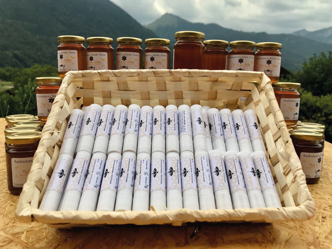 cdabeille's tweet photo. Entre 2 transhumances, on poursuit la mise en pot, l'étiquetage, le colisage, et l'expédition du miel 🍯 de nos parrains. C'est au tour des Ambulances Sainte Anne 🚑, qui volent à nos côté depuis 2 ans. On souhaite bien du courage à Benoit et ses équipes ! 🤗 #apiculture #support https://t.co/M4jgqrh7ok