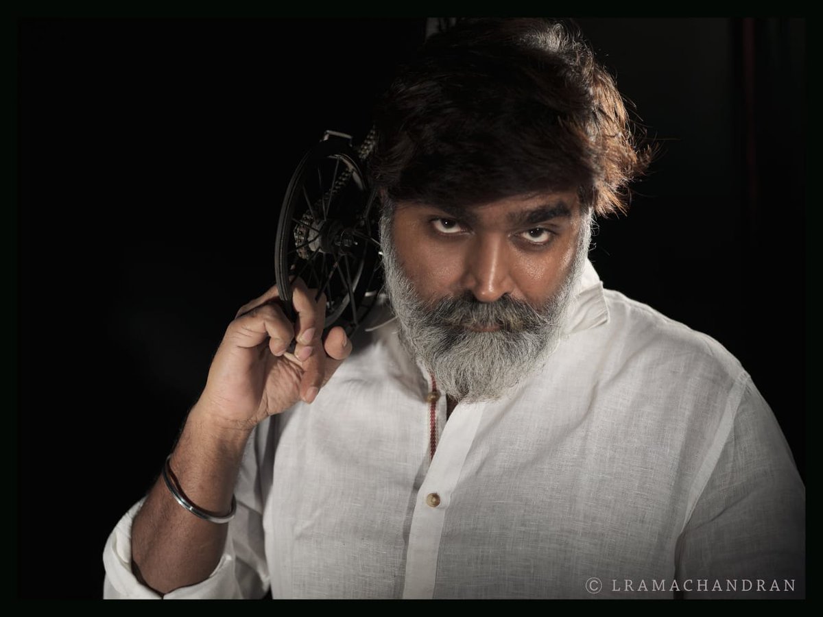 Sathishsethu3's tweet photo. Kannula getha Kaatura Enga Annan ah paaru da 😍😍 
#AnbudanVijaySethupathi 🔥🔥

@VijaySethuOffl @VijaySethuFans @Deva8586 @chennai_vjs_Fc @bulletvikki @velan_vedha @Itz_Vedha @update_msvs @np_gowthaman @Vjs_Ananth_Msd https://t.co/38nITtfPpM