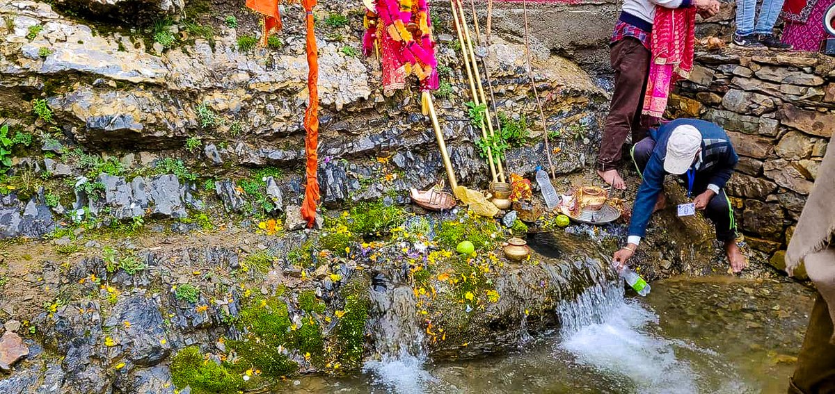 The legend says that after Lord Shiva told Mata Parvati about the Amar Katha on the way back to Kailash they rested here.The point where Lord shiva put his Trident the water sprouted out from that spot in form of Trident(before that there was no water source there).