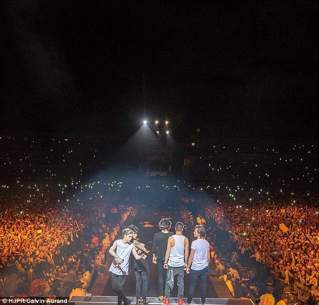 HStylesBcn's tweet photo. Me imagino que aquí la mayoría, por no decir todos, eráis/sois de 1D, así que no podría olvidarme de esta fecha. 

Consiguieron algo GRANDE ✨ Happy 10th ANNIVERSARY a todxs https://t.co/DJTZrPFl9Q