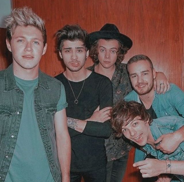 rielleswift's tweet photo. The world needs to know ONE DIRECTION is the BIGGEST BOY GROUP IN THE WORLD 💖#DIRECTIONERSBREAKTHEINTERNET #18MonthsMyAss #10YearsOfOneDirection #onedirection10years https://t.co/O5RwM5kFSu