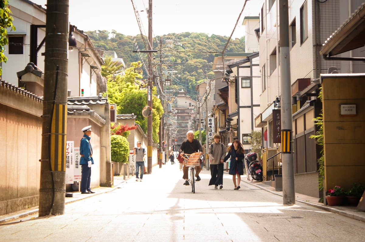 KeJepangYuk's tweet photo. Wilayah jalanan Hanamikoji pada malam hari merupakan salah satu tempat di Kyoto di mana kalian bisa menemukan Geisha berjalan di daerah ini. 

Berjalan-jalan baik siang atau malam hari? Hanamikoji dan Gion tetap jadi pilihan utama di Kyoto. https://t.co/W5flGh1EQw