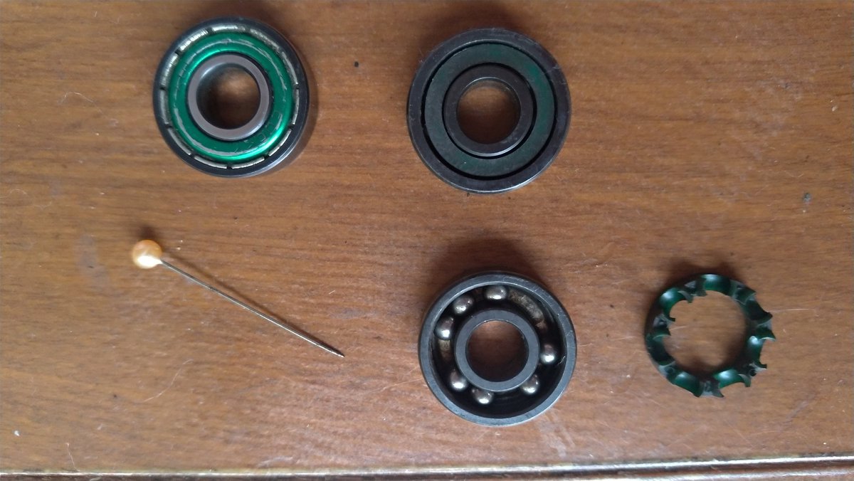 Kiyo 親子でスケボー パパはyoutuber スケボー ベアリング洗浄 明日の静岡遠征に向けてベアリング洗浄 ラバー シールドを針で外して ってなんか１個ベアリングの種類が違う子がいるんですが
