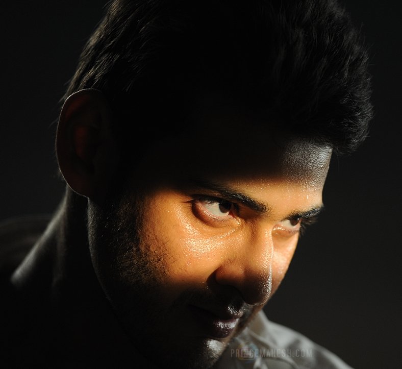MaheshBabu_FC's tweet photo. Neredu Pandu Lanti Kallu... 🔥 🔥

RT &amp; Complete this dialogue DHFM's 😎

➡ #SSMBBdayTrendOnAugust8th 

Superstar @urstrulymahesh #SarkaruVaariPaata #SSMBBdayCDPOnJuly25th https://t.co/QNciTwAoZF