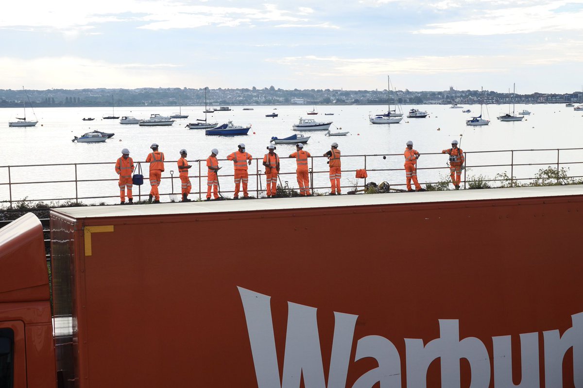 davemassey's tweet photo. @Warburtons @networkrail are you planning a brand alliance? https://t.co/MEDGdbwJ9C
