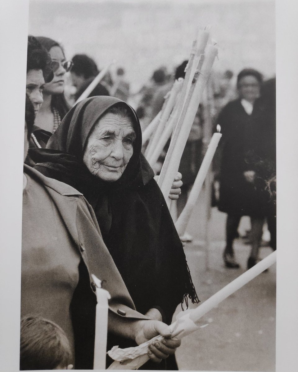 carloscallon's tweet photo. Miña bisavoa Rosa, nunha procisión no Nazareno, na "Vila", hoxe máis coñecida como A Pobra do Caramiñal.
A foto é de #TinoMartínez, do seu libro #Ofrecidos. https://t.co/tfjRnINg1E