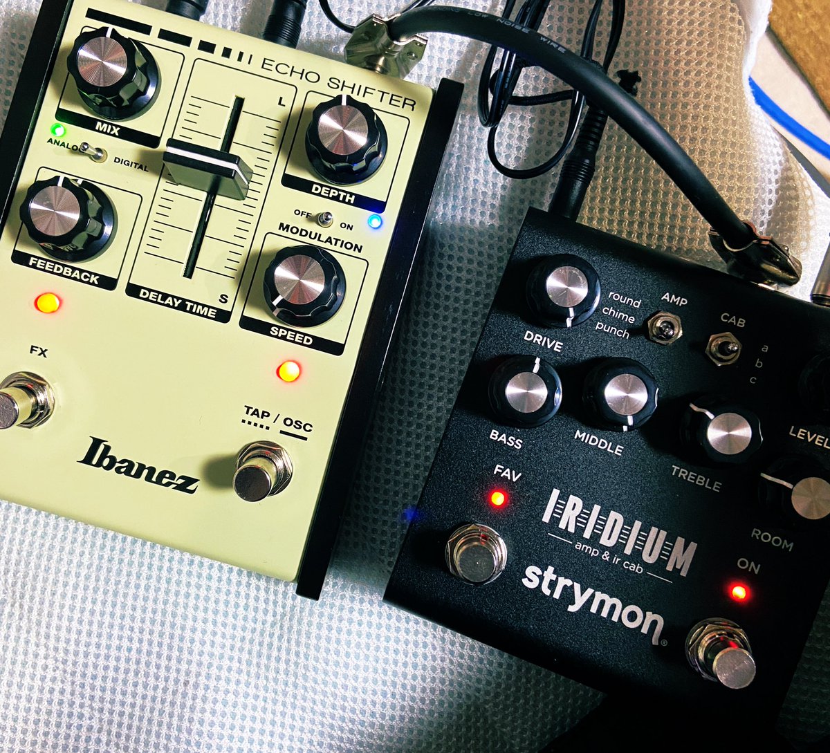 Mr_taki's tweet photo. my new gears…
ついつい見た目で買ってしまった(。・ω・)ノ゙
良くあるアナログディレイモデリングでは無くアナログ(BBD素子)とデジタルがどちらも別々に入ってる珍しいモデルらしいんやけども
アナログディレイの音がしっかりしてて良い感じ♪
発振も面白い(*≧艸≦)
#ibanez
#ES3
#Echoshifter https://t.co/xWu7ooZ7db
