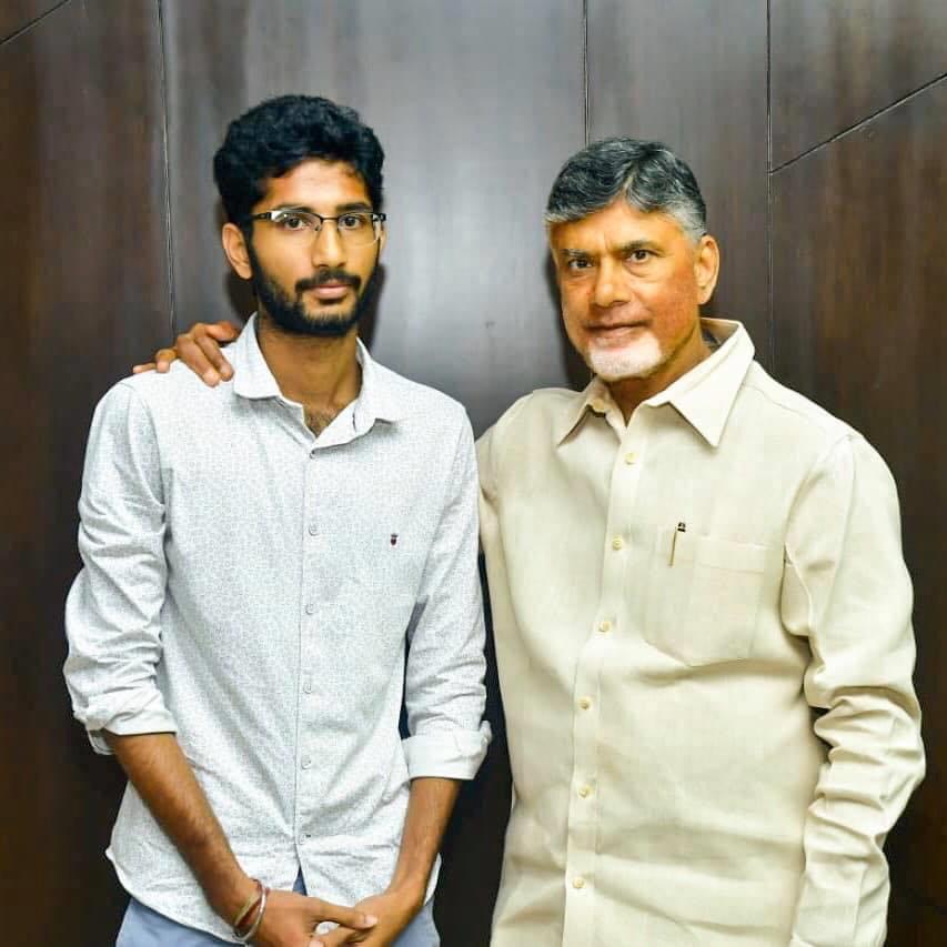 CBNArmyKrishna's tweet photo. CBNARMY ముఖ్య సభ్యుడు Vallurupalli Sai కి హృదయ పూర్వక జన్మదిన శుభాకాంక్షలు 💐💐
నిండు నూరేళ్ళు ఆయురారోగ్యాలతో అష్టైశ్వర్యాలతో ఇలాంటి పుట్టినరోజు వేడుకలు మరెన్నో జరుపుకోవాలని భవిష్యత్తులో మరెన్నో ఉన్నతమైన పదవులు పోందాలని మనస్పూర్తిగా కోరుకుంటున్నాము.#HBD #CBNARMYKRISHNA https://t.co/OZ24kNM9Jw