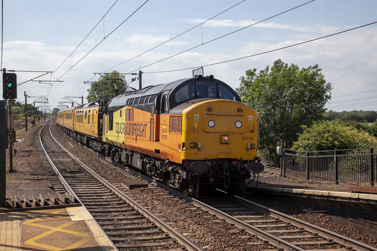 kwpartlow's tweet photo. Colas Class 37/0 No.37175 leads 1Q18 10:50 Ferme Park-Cambridge Test train into Manningtree on 22nd July 2020 with No.37254 Cardiff Canton on the rear.#class37 #manningtree #testtrains https://t.co/8bc49aW0FM