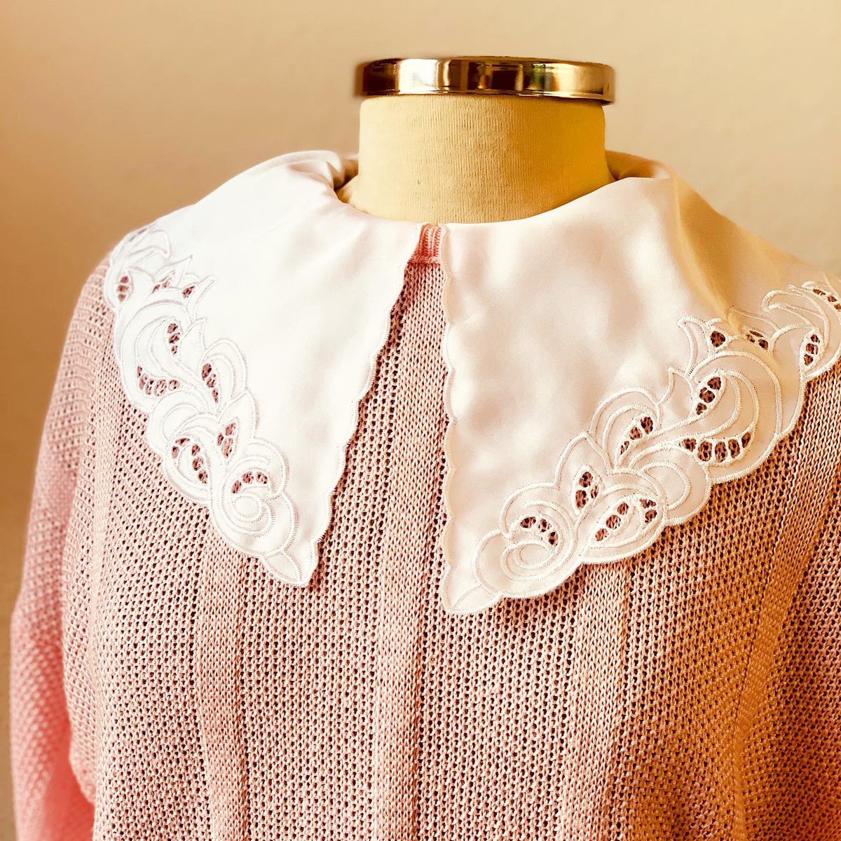 Joey_X_Doris's tweet photo. That collar♥️
All I’m sayin’ @avirtualvintagemarket
#joeynevermetdoris #pilgrimcollar #massivecollar #statementcollar #vintagecollar #vintagedress #vintageknit #pastelpink #palepink #avirtualvintagemarket #bigcollardontcare #bigcollardontholler https://t.co/DTPYV5NyDH