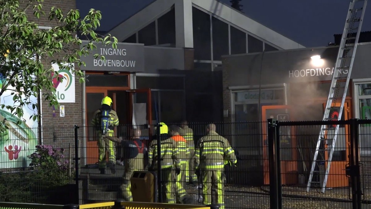 VIDEO: De brandweer is woensdagavond uitgerukt voor een brand in een basisschool in #Kerkrade.