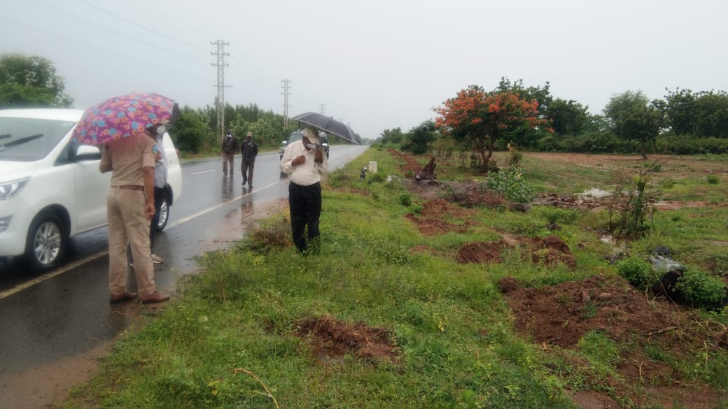 DFO_MBD_Forest's tweet photo. Hon'ble CCF Sir visited National Highway Plantations along with DFO Sir and instructed to speed up of work. https://t.co/7MmBcVt8DC
