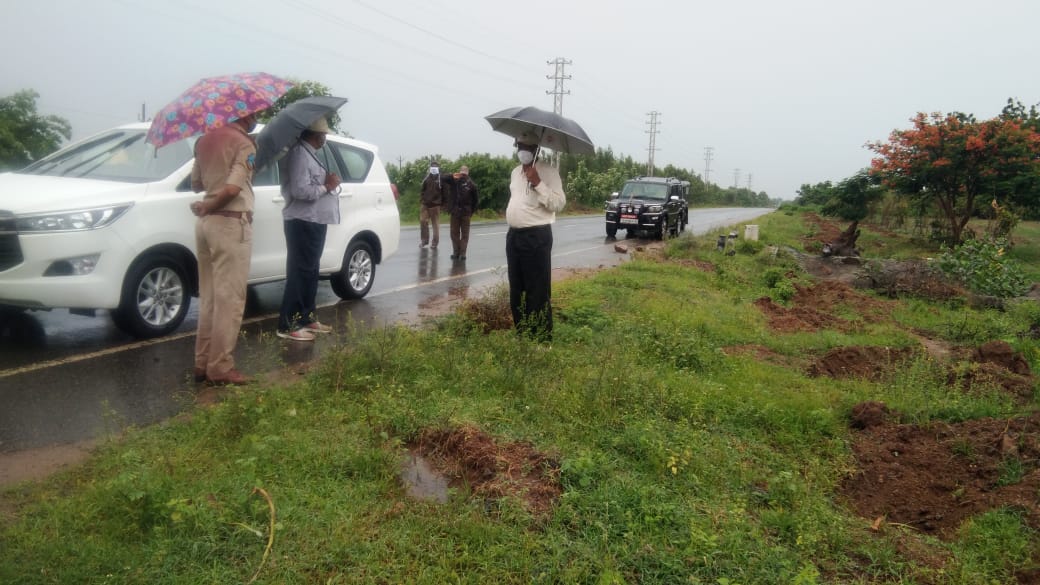 DFO_MBD_Forest's tweet photo. Hon'ble CCF Sir visited National Highway Plantations along with DFO Sir and instructed to speed up of work. https://t.co/7MmBcVt8DC